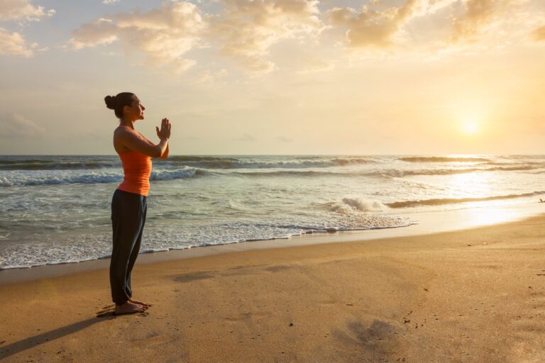 Muller facendo ioga na praia